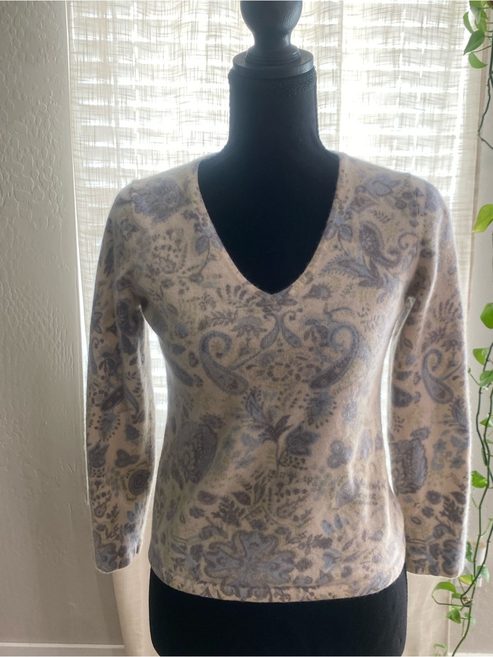 Charter Club 100% Cashmere Paisley V-Neck Sweater Women's Size M  Gray Blue